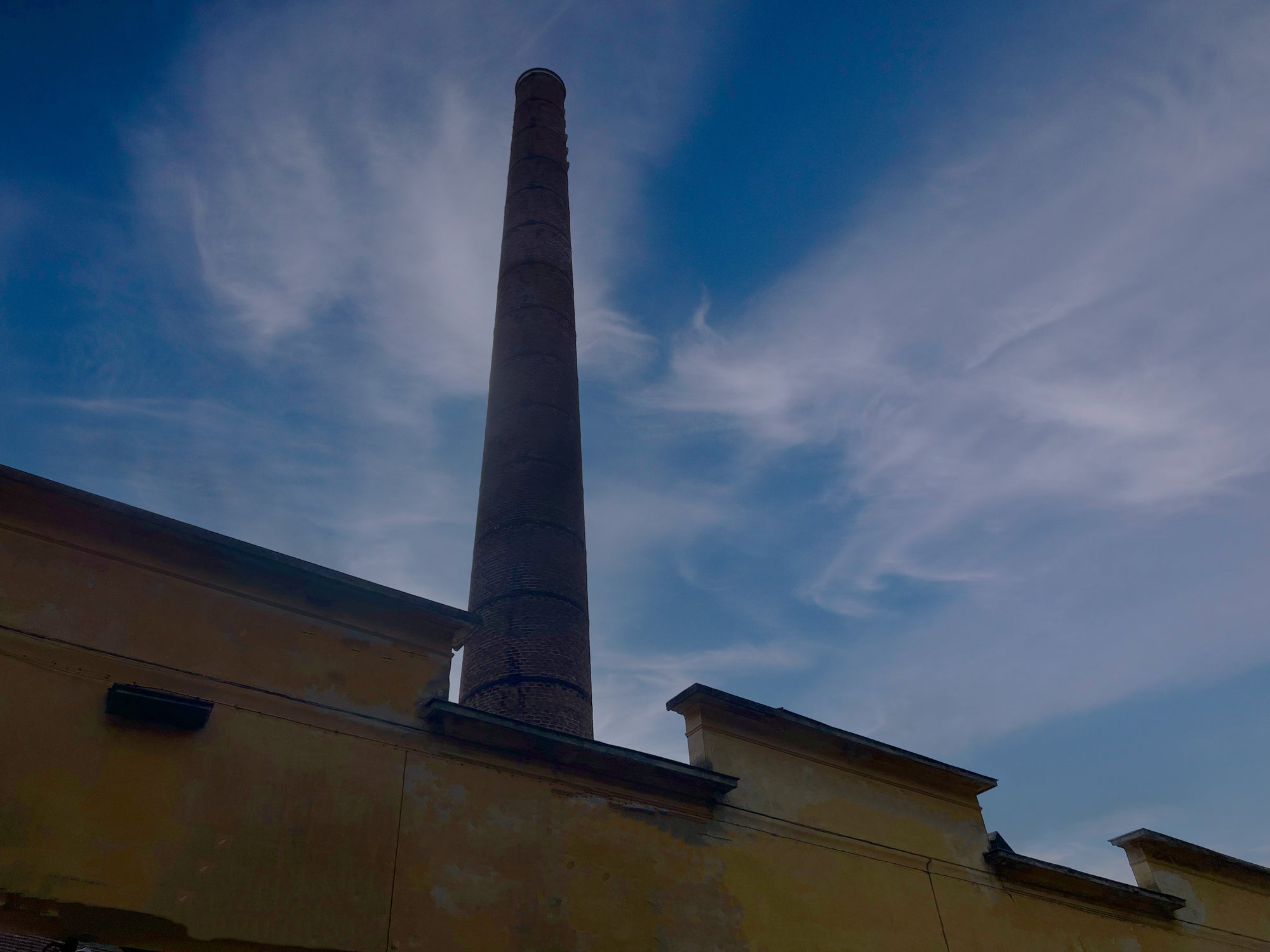 Vecchia ciminiera di uno storico stabilimento tessile biellese, simbolo del patrimonio industriale e della tradizione tessile della regione.